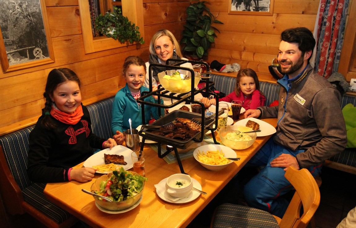 Gemütliches Einkehren nach dem Nachtrodeln mit Ripperlessen